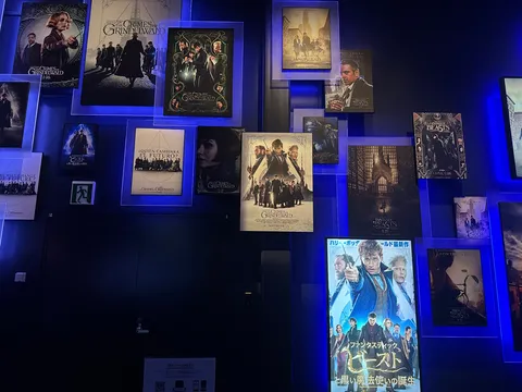 青い灯りと映画ポスター