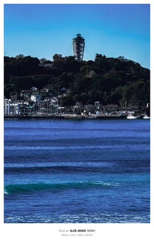 波と灯台、静かな海辺の風景