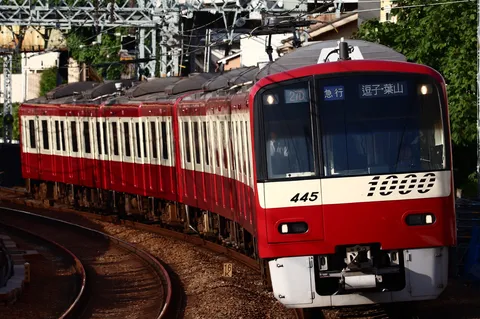 赤い電車、キリッとカーブ決める