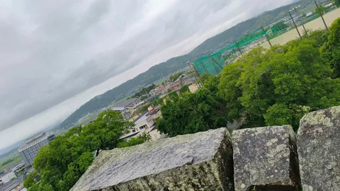 石畳の向こうに広がる緑と空