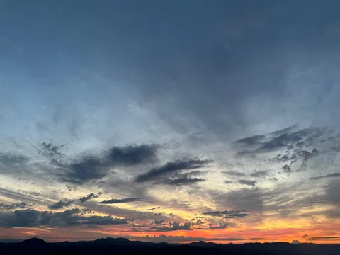 夕暮れの静かな雲影