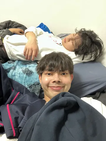 添い寝？からの顔面セーフ！