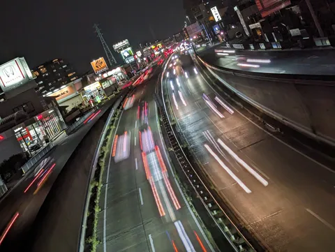 夜景を彩る光の軌跡