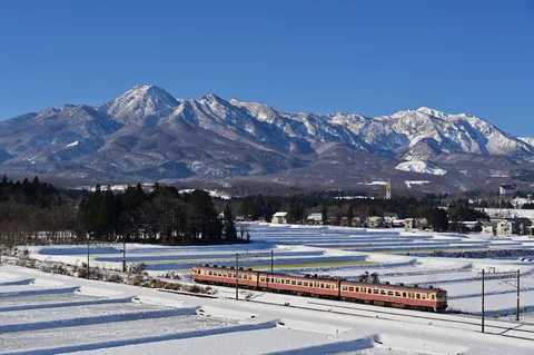 雪に刻まれた山と列車の時間