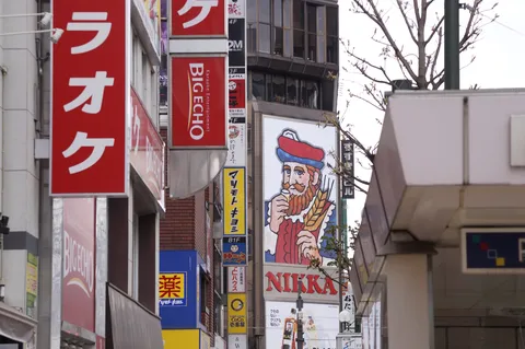 あの髭の人は何を見てる？