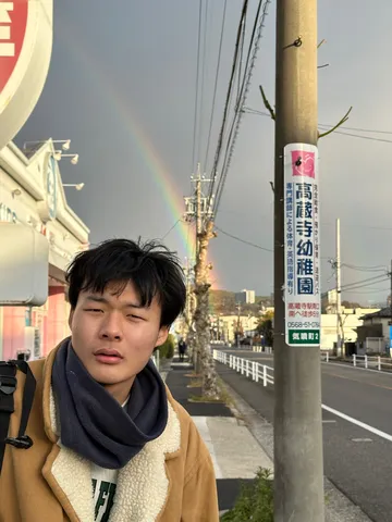 虹と街角の静かな瞬間