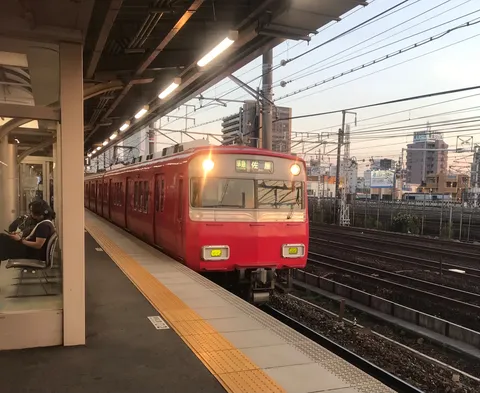 夕暮れの赤い電車
