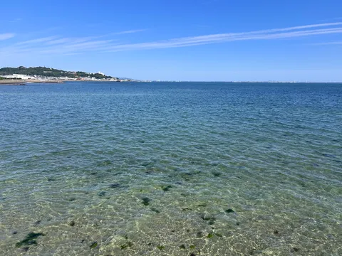 澄み切った海と遠い町並み