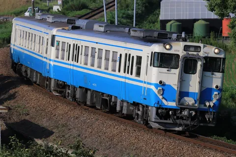 青と白の列車が走る風景
