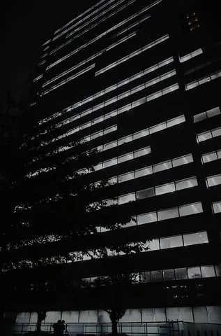 夜の窓際に映る静謐