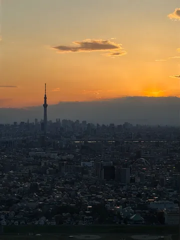 夕暮れの摩天楼、空に灯る希望