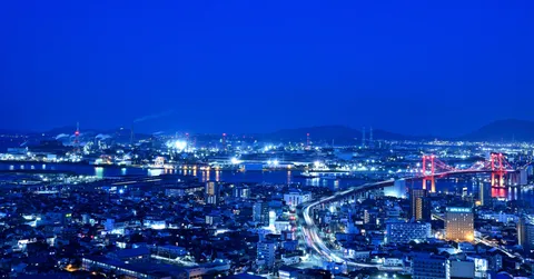 煌めく湾岸都市の夜