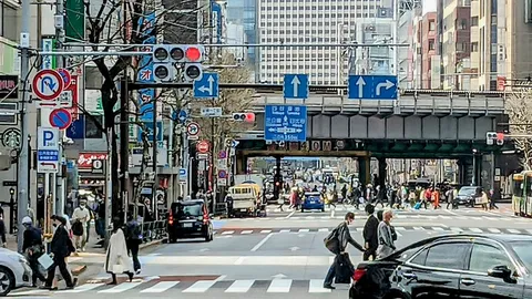 都会の交差点、信号待ちの日常