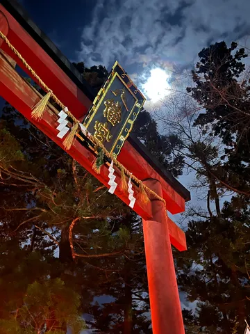 月夜に浮かぶ、神聖な鳥居のシルエット