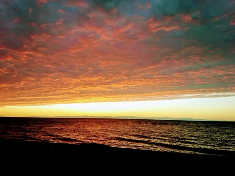 空と海が織りなす燃えるような夕景