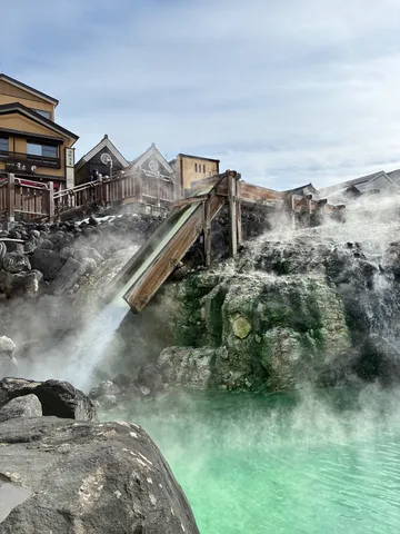 温泉の湯畑と甘い匂いの煙