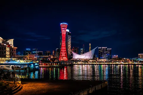 赤と白、夜の港の輝き