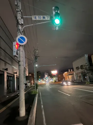 夜の街角と緑の信号