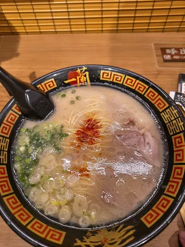 夜の一杯に浮かぶ静かな情景
