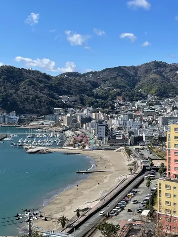 海風と街並みのコントラスト