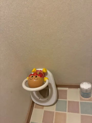 便座に座る小さな旅人