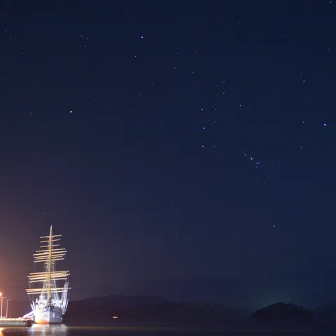 夜空と帆船の静かな瞬間