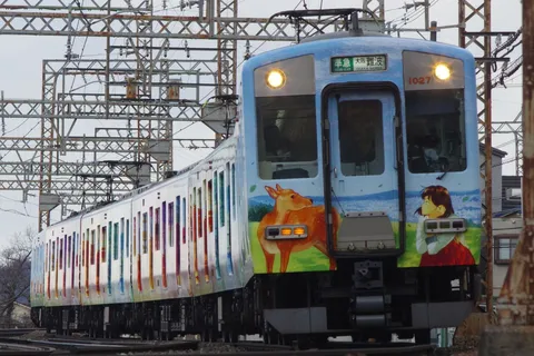 物語が始まる特別なラッピング列車