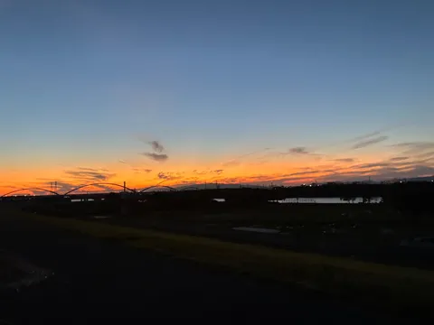 夕暮れの橋と水辺の余韻
