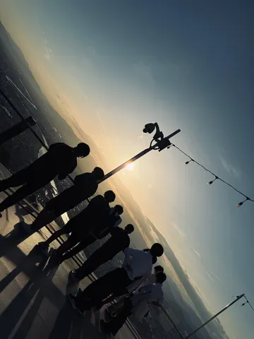 茜色の空と人々のシルエット