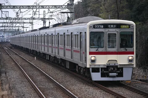 力強くカーブを抜ける電車