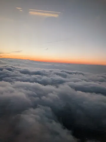 雲間に広がる夕景