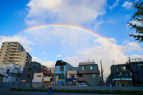 街をまたぐ虹の余韻