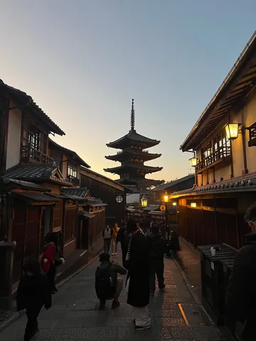 古都の灯りと五重塔