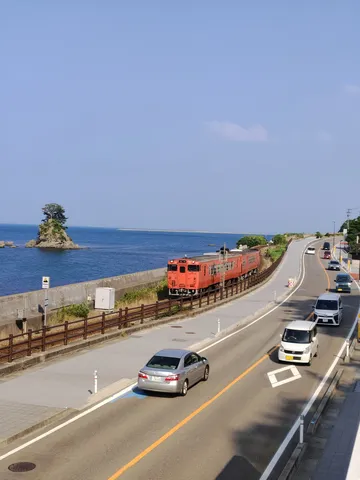 海沿いの線路と道