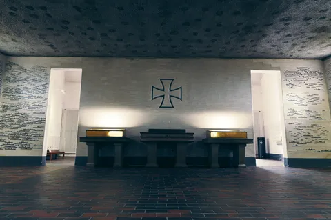 静謐なる祈りの十字