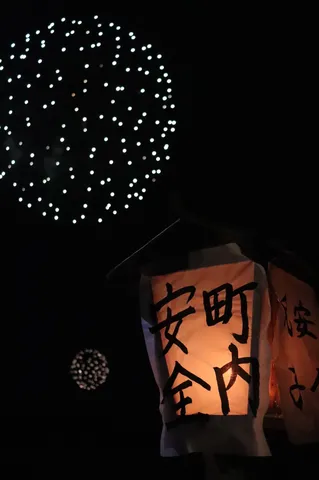 夜空を彩る伝統と光