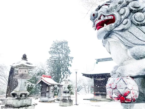雪化粧の狛犬、静寂の神域