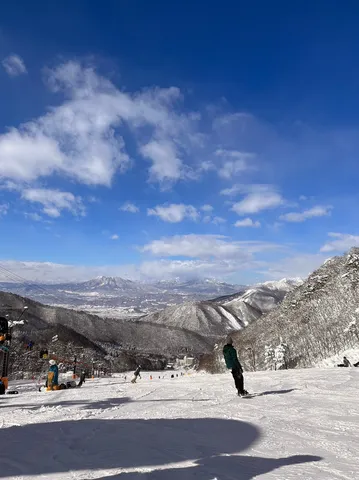 雄大な山々を背景に滑走