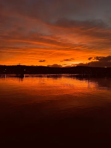 夕陽に染まる水面の静寂