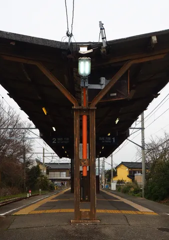 雨空の下、駅の佇まい
