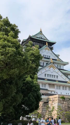 緑の木々と古城のコントラスト