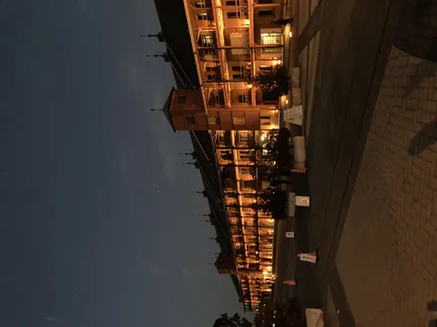 オレンジが灯る夜の回廊