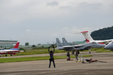 整備士さんのジェスチャー、戦闘機と空のグラデーション