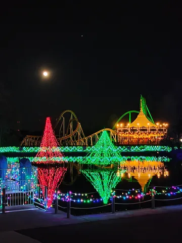夜空に映える光の遊園地