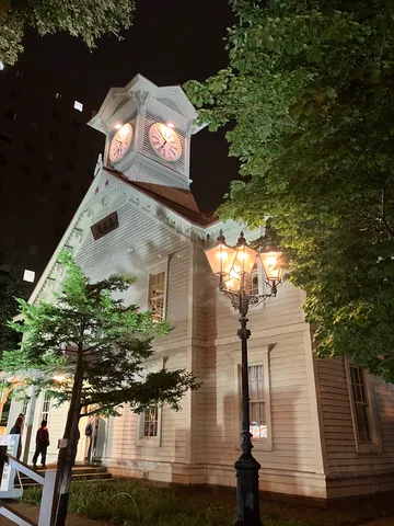 夜の鐘楼と街灯の舞台