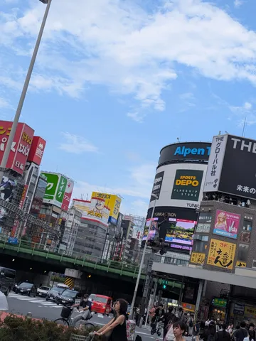 ネオンと空のコントラスト
