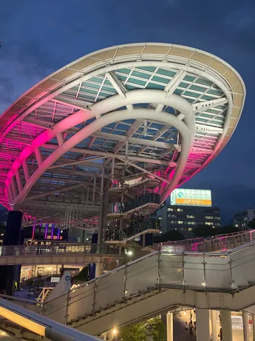 夜空に映える未来的な構造物