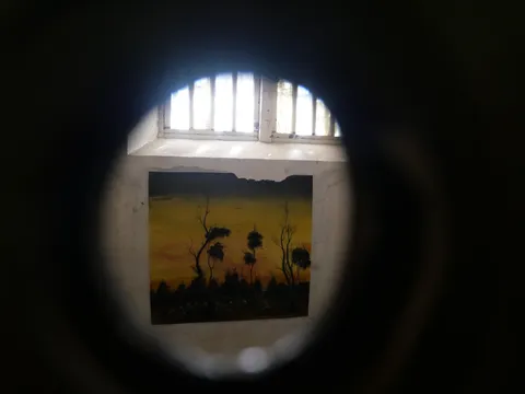 窓辺に沈む夕陽の風景