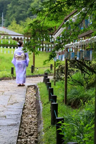 緑陰に響く風鈴の道