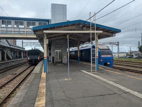 青と赤の駅の静かな時刻